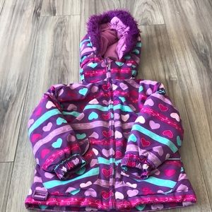 The brand is northpeak and the colours are pink,blue and the size is 3t girls